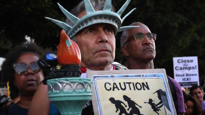 [서소문사진관] "냉정한 악마 ICE", 불법 이민자 단속에 미국 초긴장
