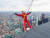 개그맨 이승윤이 토론토의 상징인 CN타워에서 엣지 워크를 체험하는 모습. [사진 CN타워]