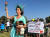 자유의 여신상으로 분장한 알리사 데이비스가 아이들 인형을 안고 샌디에고 집회에 참가했다. [AFP=연합뉴스]