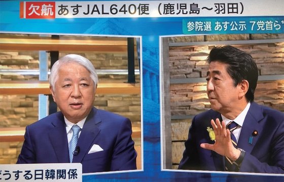 아베 신조 일본 총리(오른쪽)가 7월 3일 밤 TV아사히에 출연해 해설자 고토 겐지와 한일관계에 대해 토론하고 있다 / 사진:TV아사히 화면 캡처