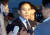 2003년 6월 26일 약혼녀 부친상 조문을 위해 입국 금지조치가 일시 해제된 유승준씨가 인천공항을 통해 입국해 취재진 질문을 받는 모습. [연합뉴스]