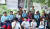 16일 네팔 치트완 틴도반학교에 열린 장학금 수여식을 마치고 한국학생들과 네팔학생들이 기념사진을 찍고 있다. 앞줄 왼쪽부터 권혁준, 장원영, 정이준, 임수빈 학생. 최승식 기자