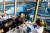 개그맨 이승윤이 스카일런 타워 전망대 레스토랑에서 식사를 하고 있다. 뒤편으로 나이아가라 폭포가 보인다. [사진 론리플래닛]
