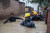 네팔 카트만두 경찰들이 12일(현지시간) 침수지역의 주민들을 구조하기 위해 주택가로 접근하고 있다. [EPA=연합뉴스]