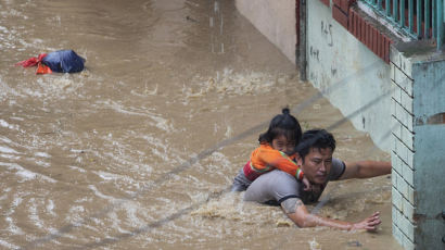 [서소문사진관]비행기 미끄러지고 아파트까지 침수. 최악의 물난리 겪는 네팔
