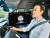 현대모비스 연구원이 운전자 동공추적과 안면인식이 가능한 ‘운전자 부주의 경보시스템’을 상용차에 적용해 시험하고 있다. [사진 현대모비스]
