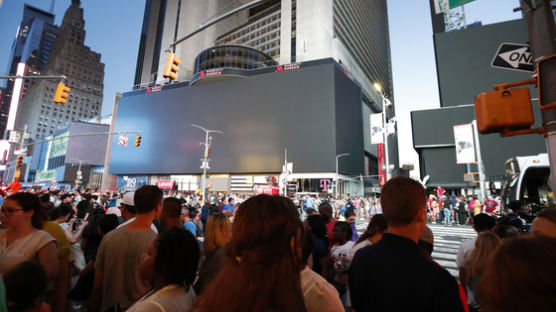 [서소문사진관] 대규모 정전으로 암흑된 뉴욕, 타임스퀘어 광고판도 꺼져