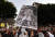 로스엔젤레스에서 12일 열린 불법이민자 단속 항의 집회에 &#39;부끄러워하는&#39; 자유의 여신상 피켓이 등장했다. [AFP=연합뉴스]