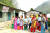 16일 헤퍼 장학금수여식이 열린 네팔 치트완 틴도반학교에 장학금을 받은 체팡족 소녀들이 한국청소년들을 기다리고 있다. 최승식 기자