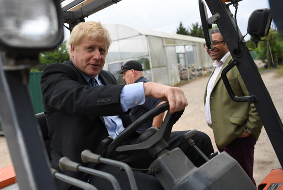 영국 총리를 뽑는 보수당 당대표 경선에 참여 중인 보리스 존슨 전 외무장관이 농가 트럭을 운전하고 있다. [EPA=연합뉴스]