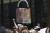 시카고 집회에 등장한 자물쇠 모양의 피켓에 &#39;어린이들이 아닌 미국 대통령을 감옥으로 보내라&#39;는 구호가 적혀 있다. [AP=연합뉴스]