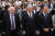 레우벤 리블린 이스라엘 대통령(왼쪽)이 베냐민 네타냐후 총리(가운데), 니르 바르캇 전 예루살렘 시장(오른족)과 함께 지난 5월 2일 예루살렘의 홀로코스트 박물관에서 열린 홀로코스트 추념일 행사에 참석하고 있다. [EPA=연합뉴스]) 