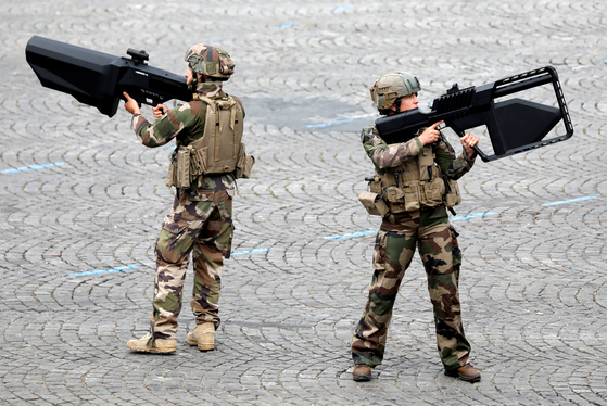 프랑스 육군병사들이 14일 드론을 잡을 수 있는 드론총을 들고 있다.[로이터=연합뉴스]