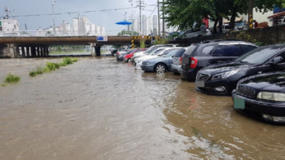 갑작스런 폭우에 대전 대동천 넘쳐…차량 60여대 침수