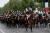 프랑스 기병대가 14일 기념행사에서 파리거리를 행진하고 있다.[AFP=연합뉴스]