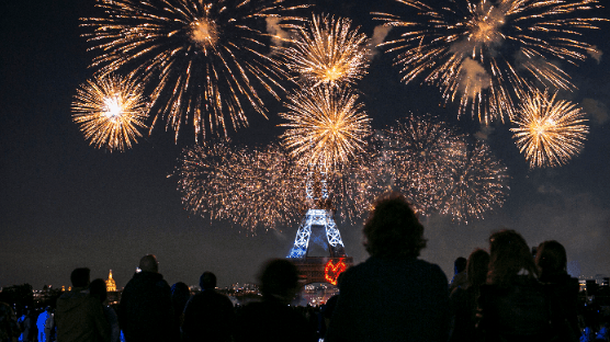 [서소문사진관]파리 에펠탑을 밝히는 화려한 대혁명축하 불꽃놀이