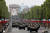 프랑스 장갑차량이 14일 파리 샹젤리제 거리를 지나고 있다.[로이터=연합뉴스]