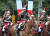 프랑스 기병대가 14일 기념행사에서 파리거리를 행진하고 있다.[AFP=연합뉴스]