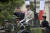 마크롱 프랑스 대통령(왼쪽)이 14일 기념식에 참석해 손을 흔들고 있다.[AP=연합뉴스]