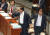윤후덕 민주당 간사(오른쪽)가 의장에게 항의하는 이종배 자유한국당 간사의 팔을 잡으며 밖으로 나가서 대화할 것을 제의 하고 있다.  임현동 기자