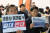 지난 3월 세종시 태평동 주민센터에서 열린 환경부 주최 세종보 처리방안에 대한 지역주민 설명회에서 한 시민이 세종보 절대 반대를 외치고 있다. [뉴스1]