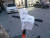 서울 강남의 한 길거리에 아무렇게나 방치된 공유 전동 킥보드. &#39;이곳에 씽씽카 놔두지 마세요&#39;란 경고 문구를 지나던 주민이 붙여 놓았다. [독자 제공]