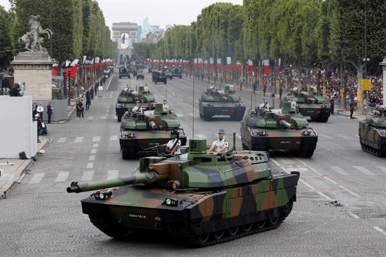 프랑스 장갑차량이 14일 파리 샹젤리제 거리를 지나고 있다.[로이터=연합뉴스]