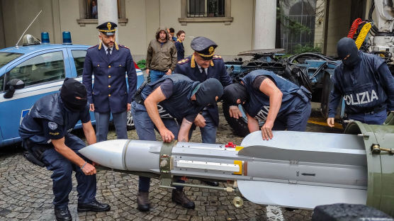 [서소문사진관] 이탈리아 극우 근거지 급습, 미사일도 압수