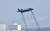 지난 3월 29일 당시 첫 스텔스 전투기인 F-35A가 청주 공군 제17전투비행단에 착륙하기 전 선회비행도중 크레인에 걸려 보이듯 촬영됐다. 프리랜서 김성태 