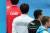 남자 다이빙 국가대표 우하람(가운데)의 트레이닝복 로고가 은색 테이프로 가려져 있다. [뉴시스]