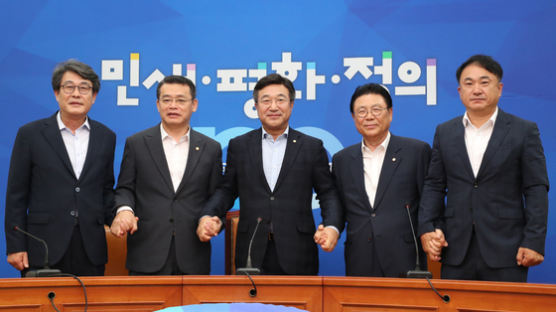 1년 4개월만에 성사된 문 대통령과 5당 대표 회담…한 발 물러선 한국당의 셈법은