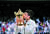 남자 테니스 세계 1위 노박 조코비치가 윔블던 남자 단식 결승전에서 ‘테니스 황제’ 로저 페더러를 5시간 가까운 접전 끝에 꺾고, 2년 연속 우승했다. 윔블던에서 통산 5회 우승한 조코비치가 트로피에 입 맞추고 있다. [AP=연합뉴스]