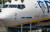 저비용항공사 라이언 에어 (Ryanair)에 인도 될 예정인 보잉 737 맥스 (Boeing 737 Max)가 737-8200 이름으로 &#39;간판 갈기&#39;한 모습. [사진 우디스 에어로이미지스]