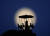 지중해 키프로스 니코시아의 회전목마 뒤에 뜬 보름달. 아직 월식이 시작되지 않았다. [EPA=연합뉴스]