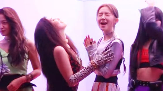 IRENE's Realistic Reaction to JOY's Attempt at Sexy Dancing