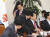 황교안 대표(뒷줄 가운데)가 17일 오전 국회에서 열린 최고위원/중진회의에 참석하며 중진의원들과 인사하지 않고 지나쳐 당대표 자리로 걸어오고 있다. 임현동 기자