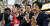 아베 신조 일본 총리가 지난 6일 참의원 선거 유세에 나서 오사카(大阪) 상점가에서 유권자들과 인사하고 있다. [연합뉴스]