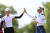 넬리 코다(왼쪽)와 제시카 코다가 18일 열린 LPGA 투어 다우 그레이트 레이크스 베이 인비테이셔널 첫날 8번 홀에서 파 퍼트가 들어간 뒤 손을 맞잡고 있다. [AFP=연합뉴스]