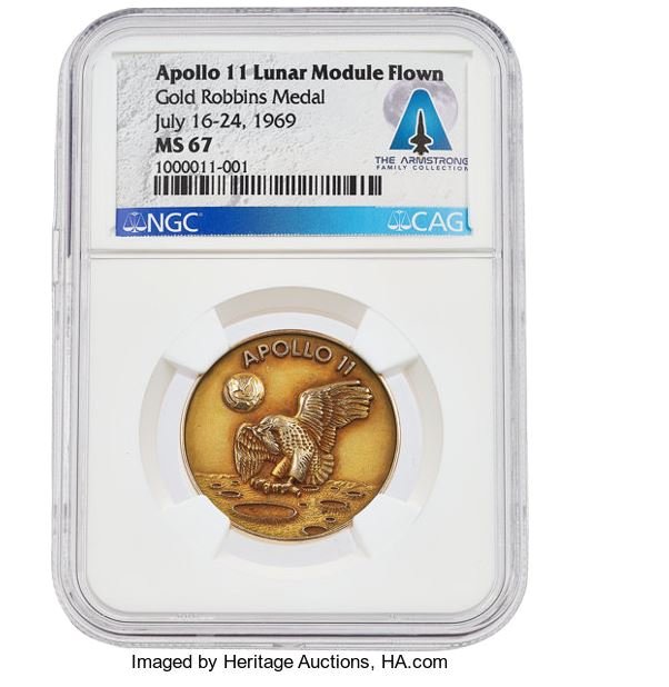 닐 암스트롱이 아폴로 11호 달 탐사 임무 때 소지하고 있던 골드메달. [헤리티지 옥션]