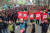 민주노총 조합원들이 올해 3월 27일 서울 여의도 국회 앞에서 열린 &#39;국제노동기구(ILO) 핵심협약 비준과 노동기본권 쟁취 전국노동자대회&#39;에서 손피켓을 들고 구호를 외치고 있다. [뉴스1]