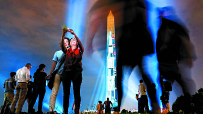 [사진] 달 착륙 50돌 … 워싱턴 기념탑에 비친 아폴로 11호