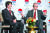 아베 신조 일본 총리(왼쪽)가 2015년 4월 사사카와평화재단(SPF) 미국 지부가 주최한 연례 포럼에 참석해 데니스 블레어 SPF 미국 지부 이사장과 대담하고 있다. [사진 SPF 미국 지부]