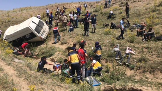 터키서 정원 초과한 난민 버스 전복…16명 사망·51명 부상