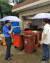 부서진 우산으로 비를 피하면서 분리수거 단속을 진행하는 감찰 요원. [출처 新民晚报]