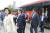 자유한국당 나경원 원내대표(왼쪽)와 의원들이 19일 오후 서울 여의도 KBS 앞에서 열린 &#39;KBS 선거개입 규탄 기자회견&#39;에 참석하기 위해 버스에서 내리고 있다. 임현동 기자