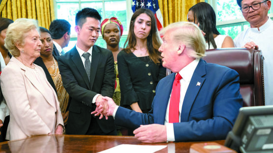 [사진] 탈북자 만난 트럼프 “북한 종교 자유문제 제기할 것”