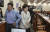 자유한국당 윤상직(왼쪽), 최연혜 의원이 분통을 터트리며 회의장을 나서고 있다.  임현동 기자