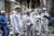 프랑크 레이스터 문화장관(왼쪽둘째)이 17일 노트르담 성당 복구 작업을 살펴보고 있다. [AFP=연합뉴스] 