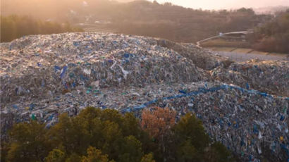 10m 치솟은 '의성 쓰레기산'···그 뒤엔 't당 10만원'의 탐욕