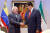 모하마드 자바드 자리프 이란 외무장관(왼쪽)이 베네주엘라 대통령과 만나 악수하고 이다. [EPA=연합뉴스]